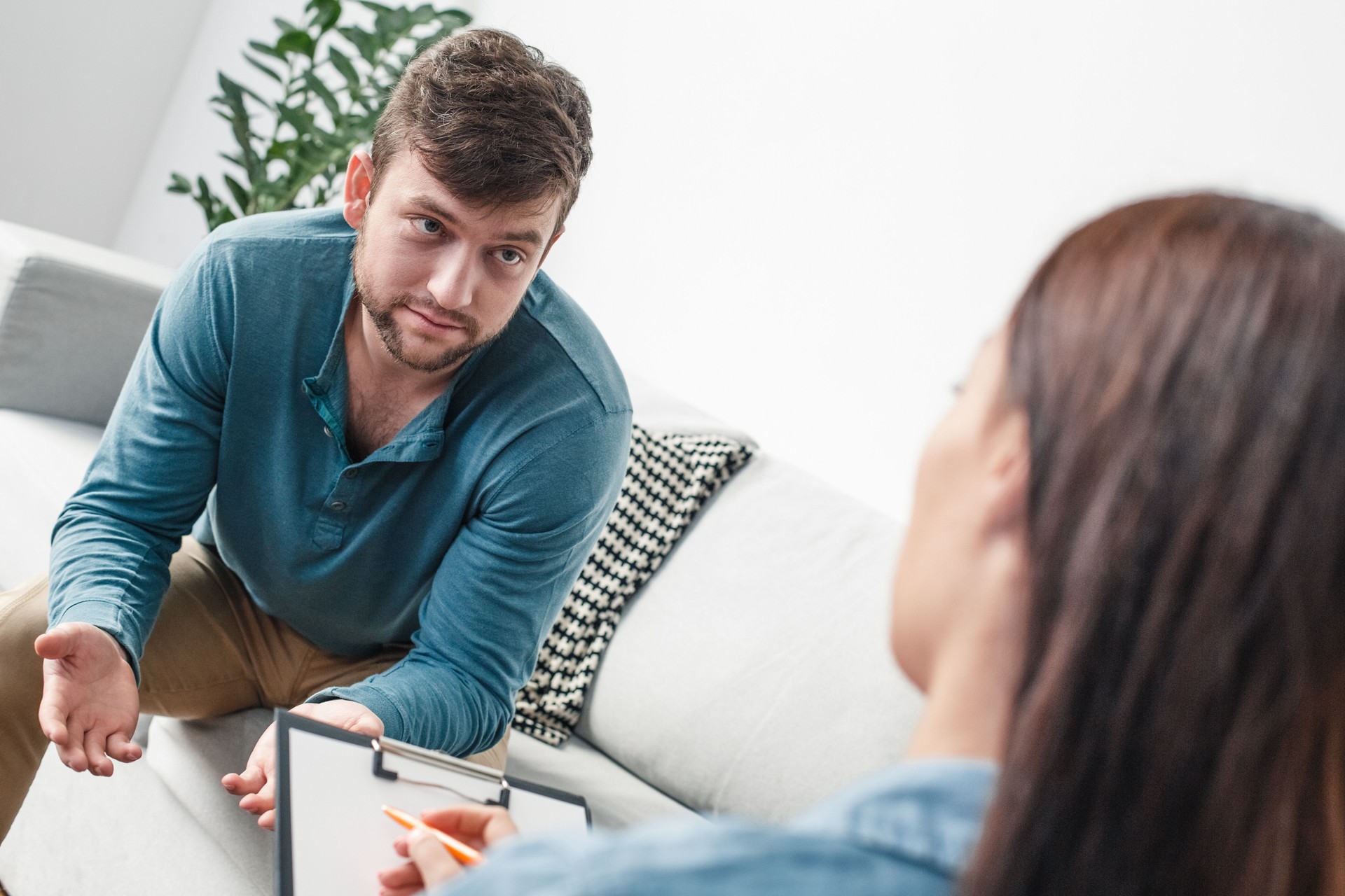 Homme avec psychologue Theraphy problèmes sociaux concept alcoolisme